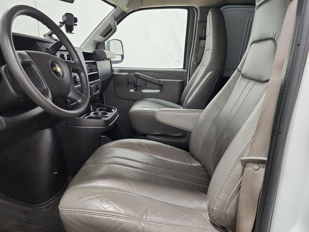 2022 Chevrolet Express Cargo Van LOW KM!! AUTO, POWER GROUP, A/C, CLEAN!! Photo11