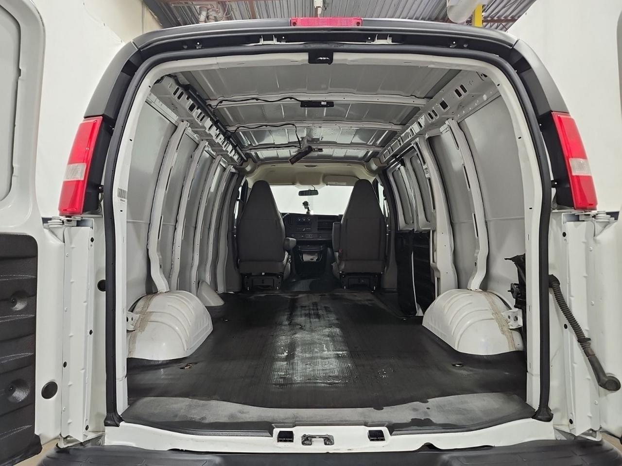 2022 Chevrolet Express Cargo Van LOW KM!! AUTO, POWER GROUP, A/C, CLEAN!! Photo14