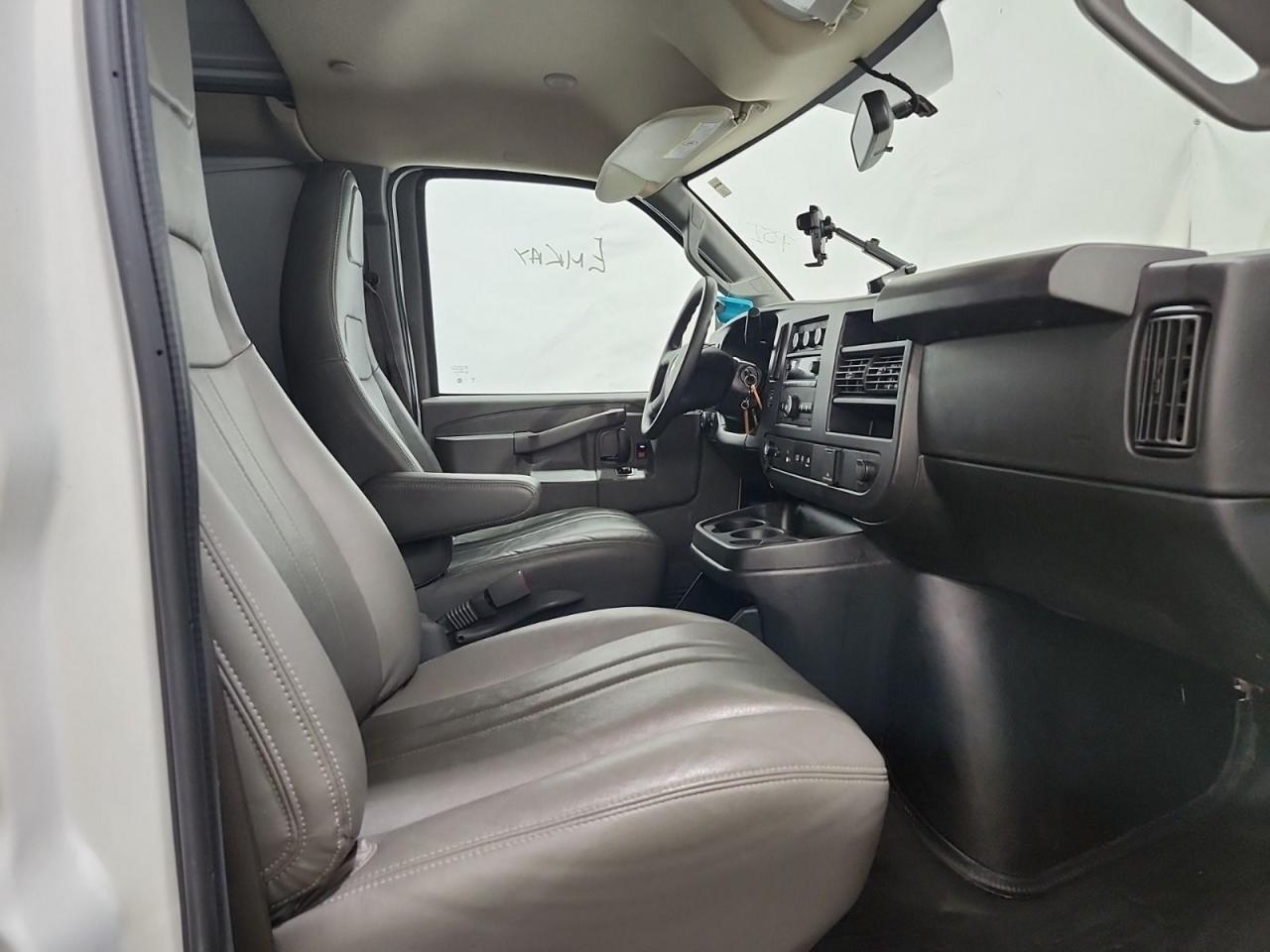 2022 Chevrolet Express Cargo Van LOW KM!! AUTO, POWER GROUP, A/C, CLEAN!! Photo15