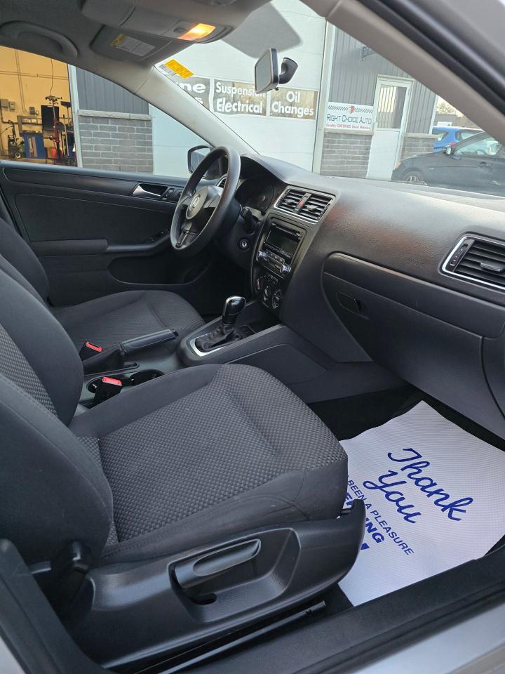 2012 Volkswagen Jetta TRENDLINE+ - Photo #6