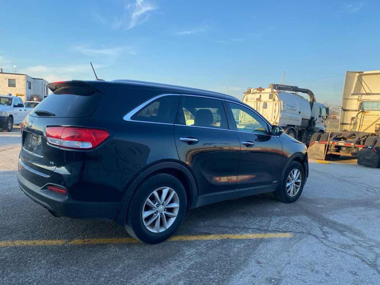 2016 Kia Sorento  Photo3