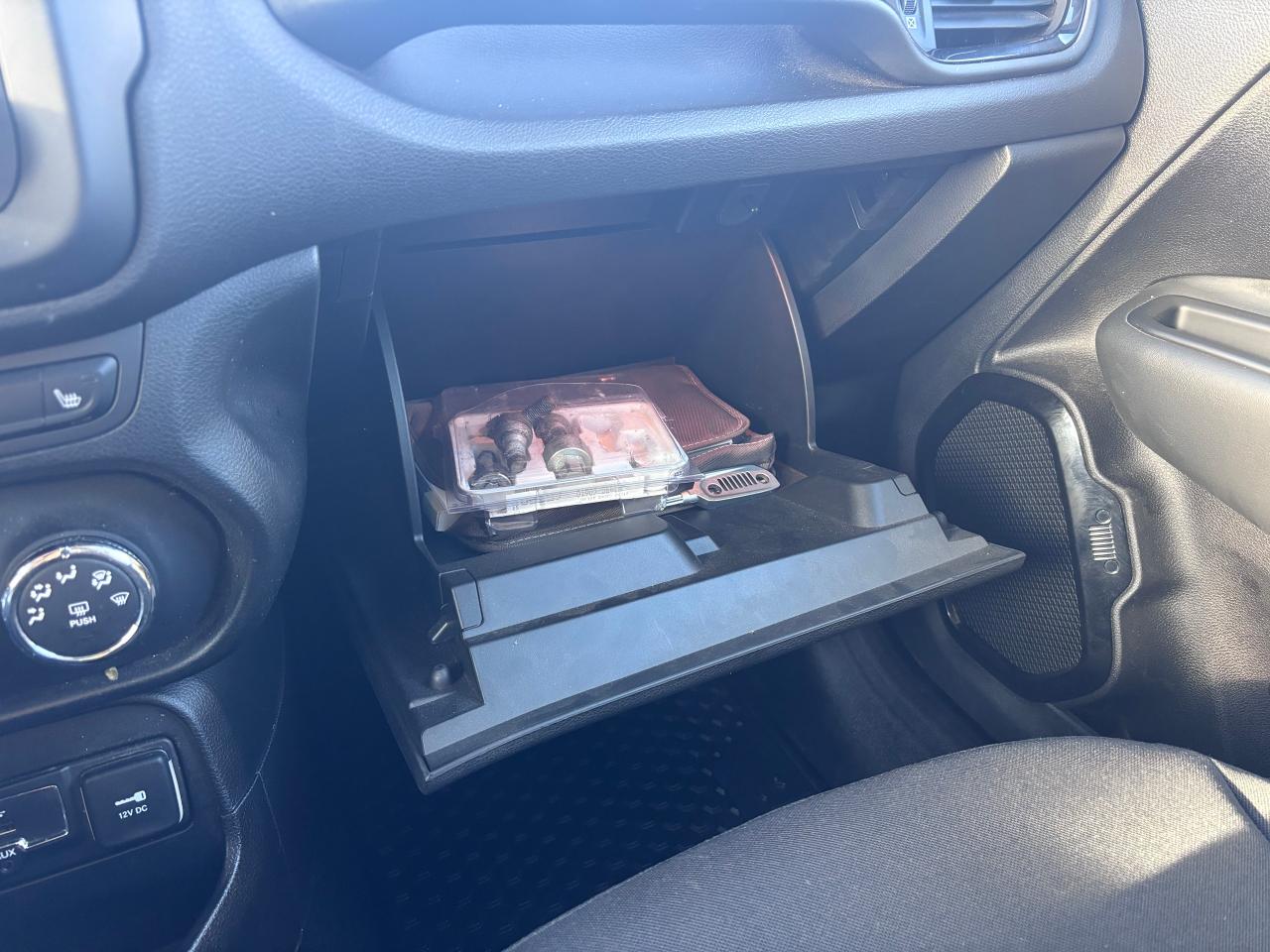 2017 Jeep Renegade 4WD REMOVABLE ROOF! - Photo #24