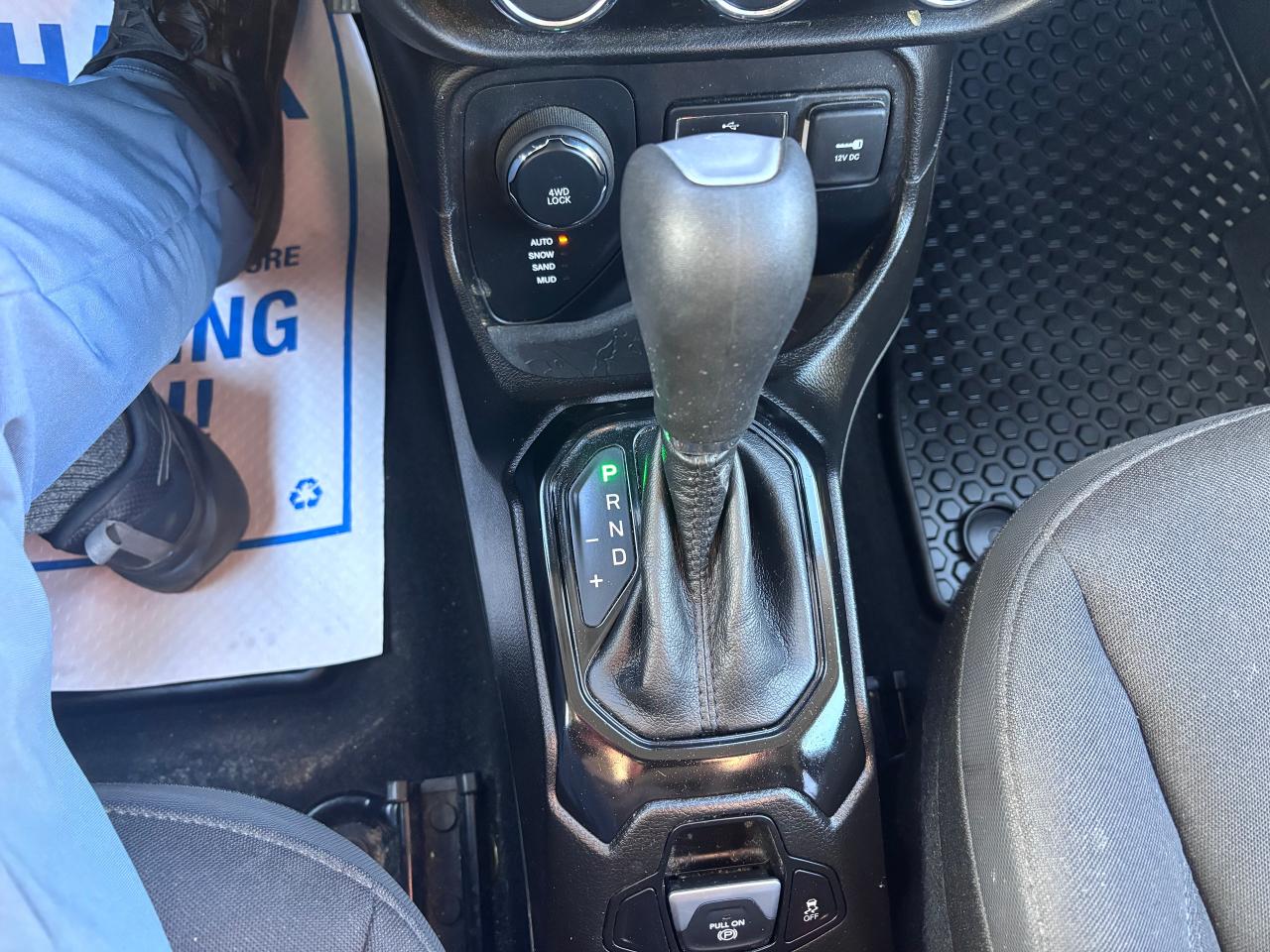 2017 Jeep Renegade 4WD REMOVABLE ROOF! - Photo #22