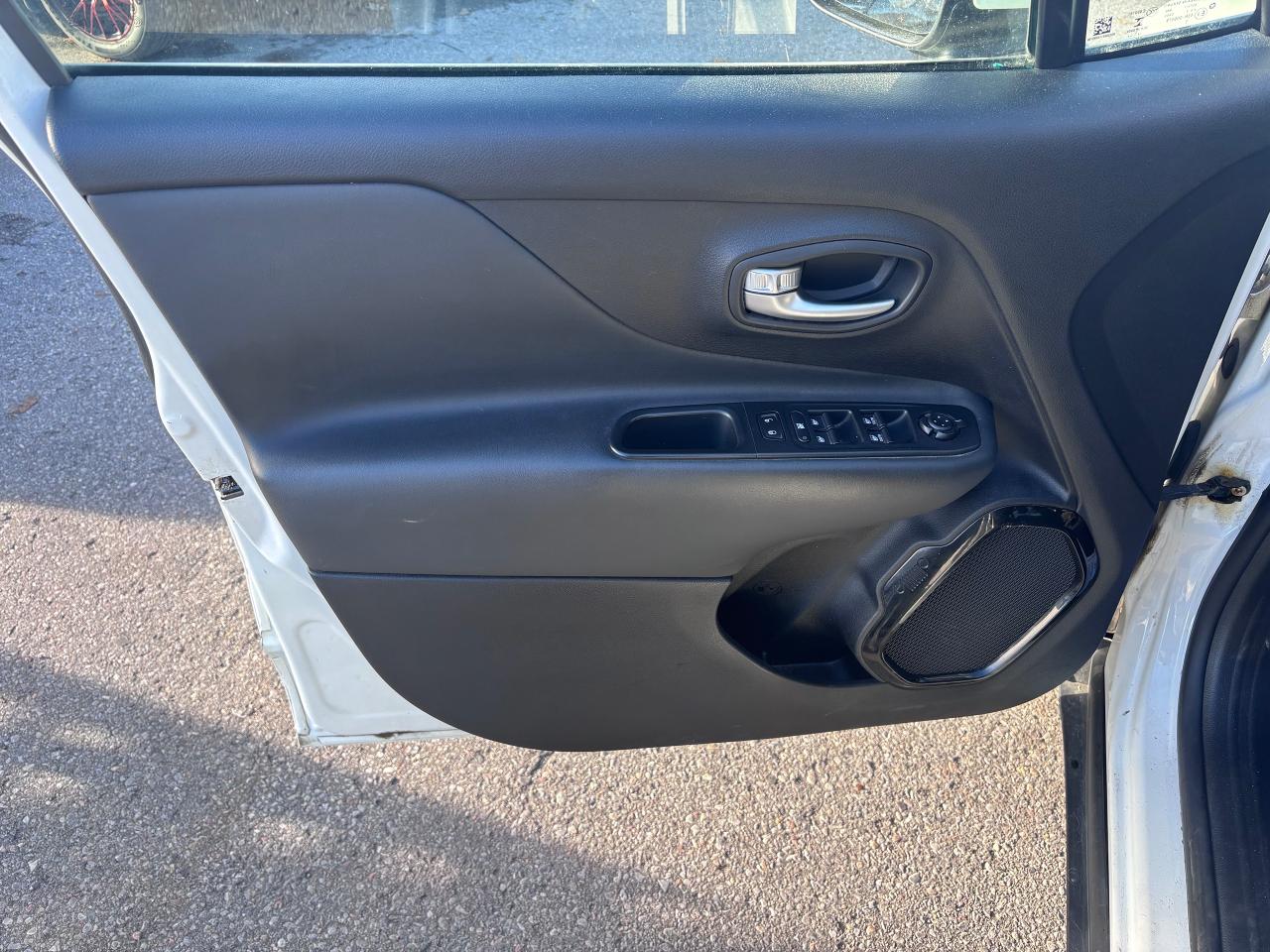 2017 Jeep Renegade 4WD REMOVABLE ROOF! - Photo #13