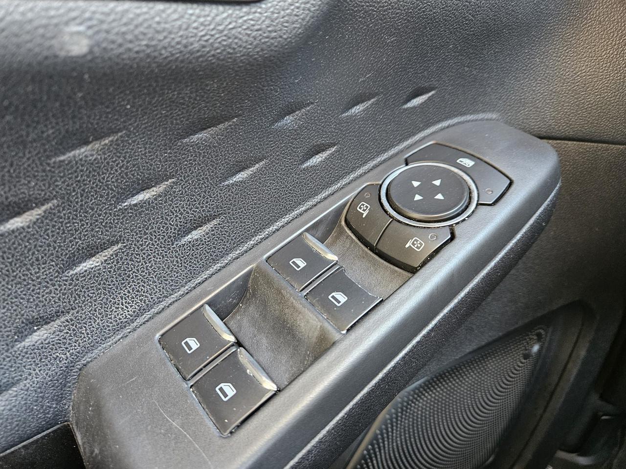 2020 Ford Escape SE Photo