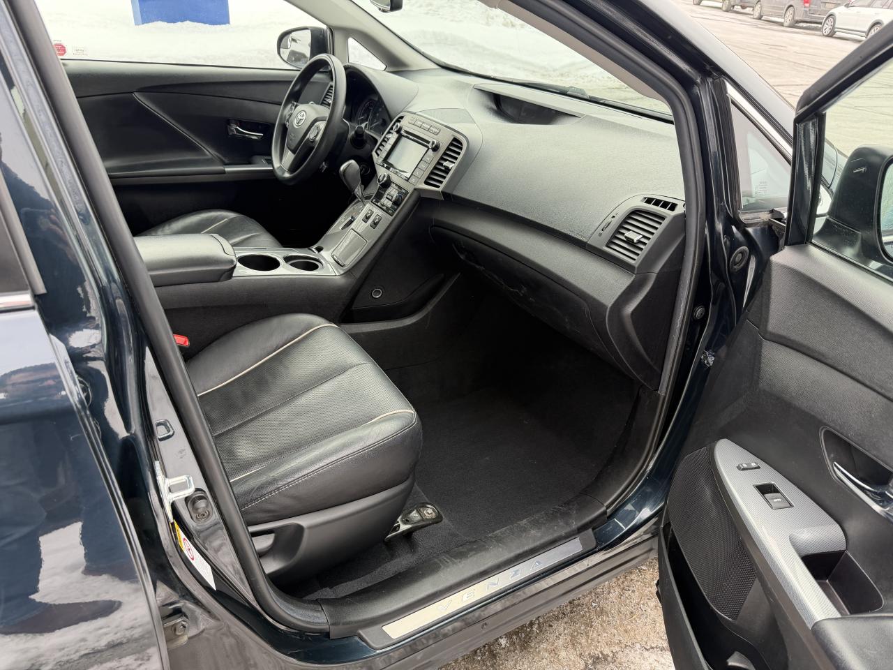 2016 Toyota Venza LOW KM!! AWD, LEATHER, NAV, SUNROOF, LOADED!!! Photo