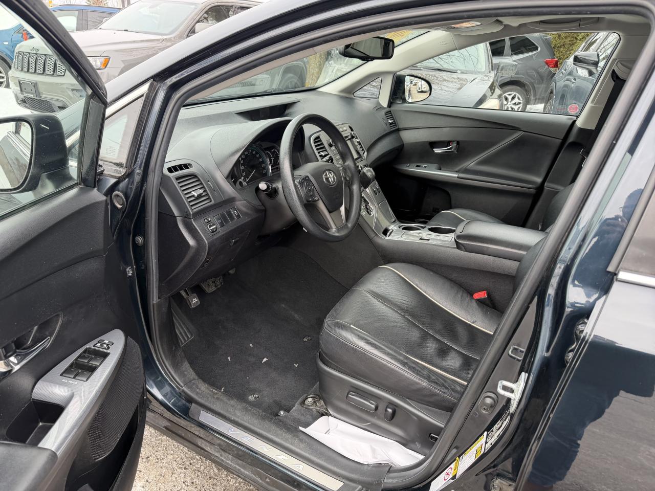 2016 Toyota Venza LOW KM!! AWD, LEATHER, NAV, SUNROOF, LOADED!!! Photo