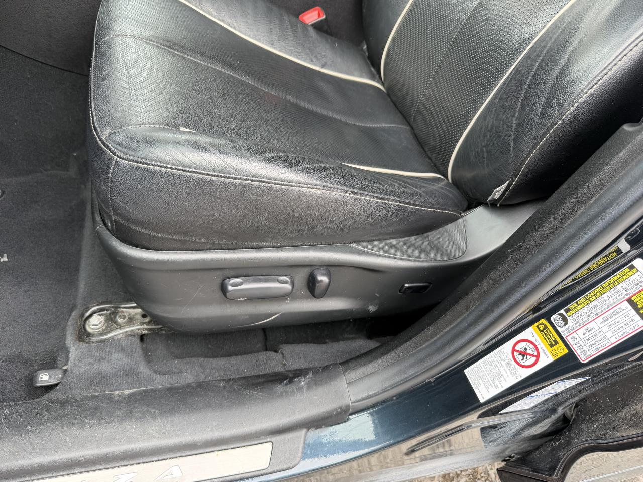 2016 Toyota Venza LOW KM!! AWD, LEATHER, NAV, SUNROOF, LOADED!!! Photo