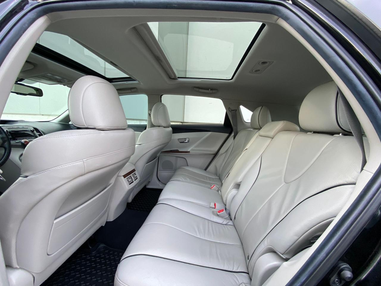 2011 Toyota Venza V6-AWD-LEATHER-PANO  SUNROOF-CAMERA-1 OWNER - Photo #18