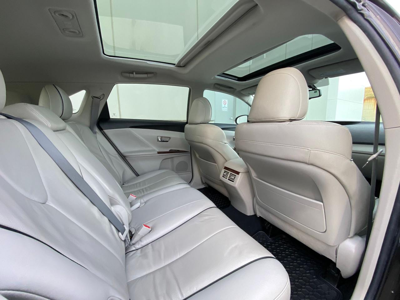 2011 Toyota Venza V6-AWD-LEATHER-PANO  SUNROOF-CAMERA-1 OWNER Photo