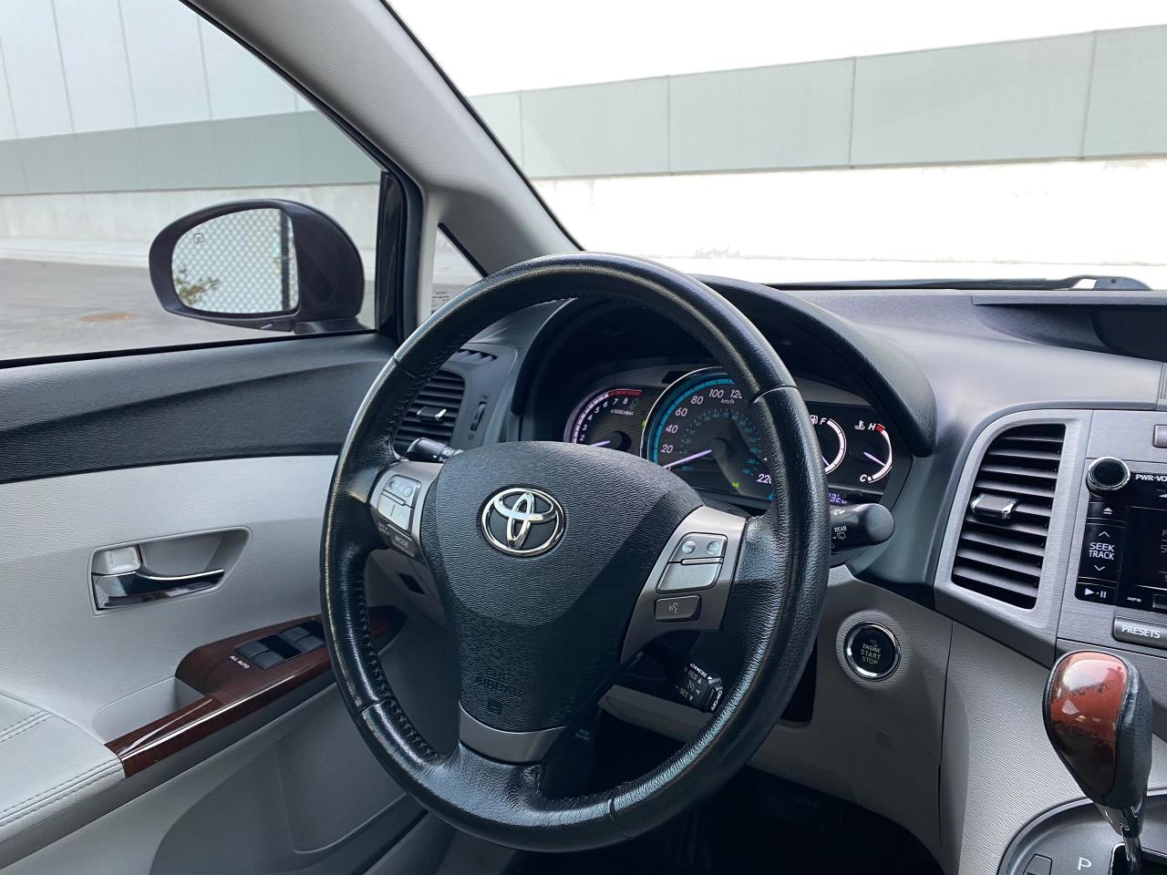 2011 Toyota Venza V6-AWD-LEATHER-PANO  SUNROOF-CAMERA-1 OWNER - Photo #13