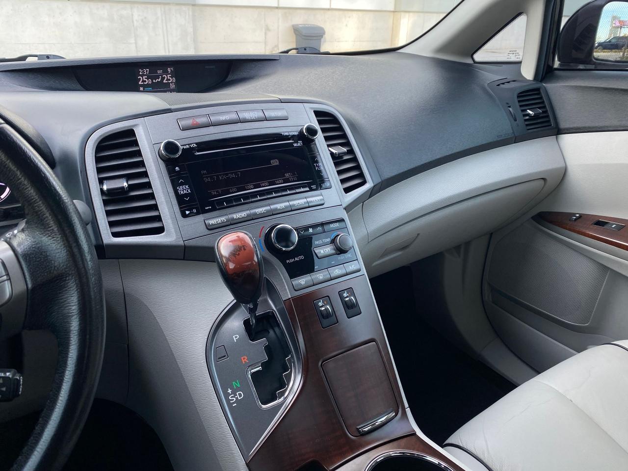 2011 Toyota Venza V6-AWD-LEATHER-PANO  SUNROOF-CAMERA-1 OWNER Photo