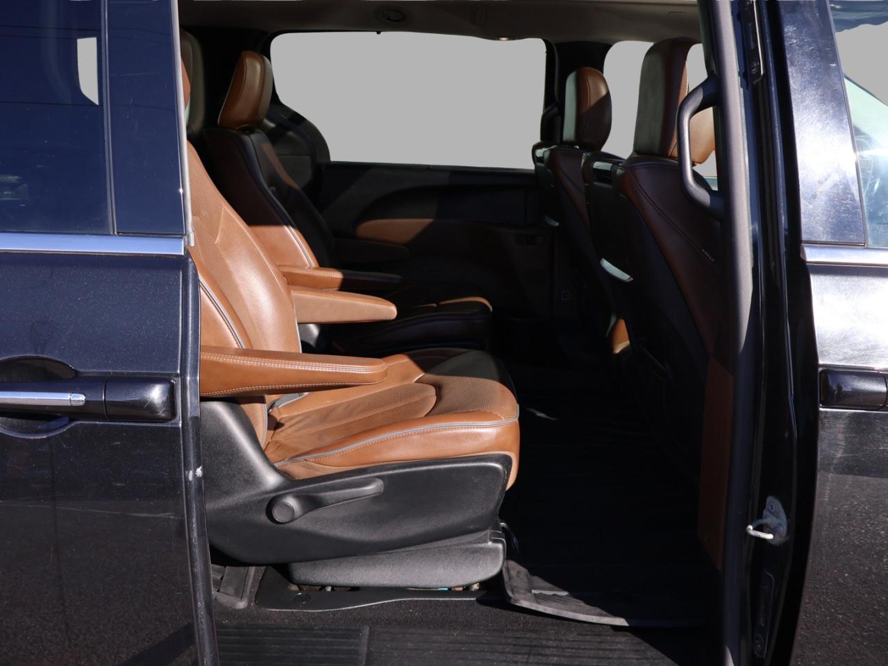 2019 Chrysler Pacifica Hybrid V6 LIMITED HYBRID CERTIFIED *ACCIDENT FREE*CHRYSLER MAINTAIN*7 SEATS* NAVI 360 CAMERA DVD P.ROOF HEAT/COOL LEATHER P,SENSORS Photo