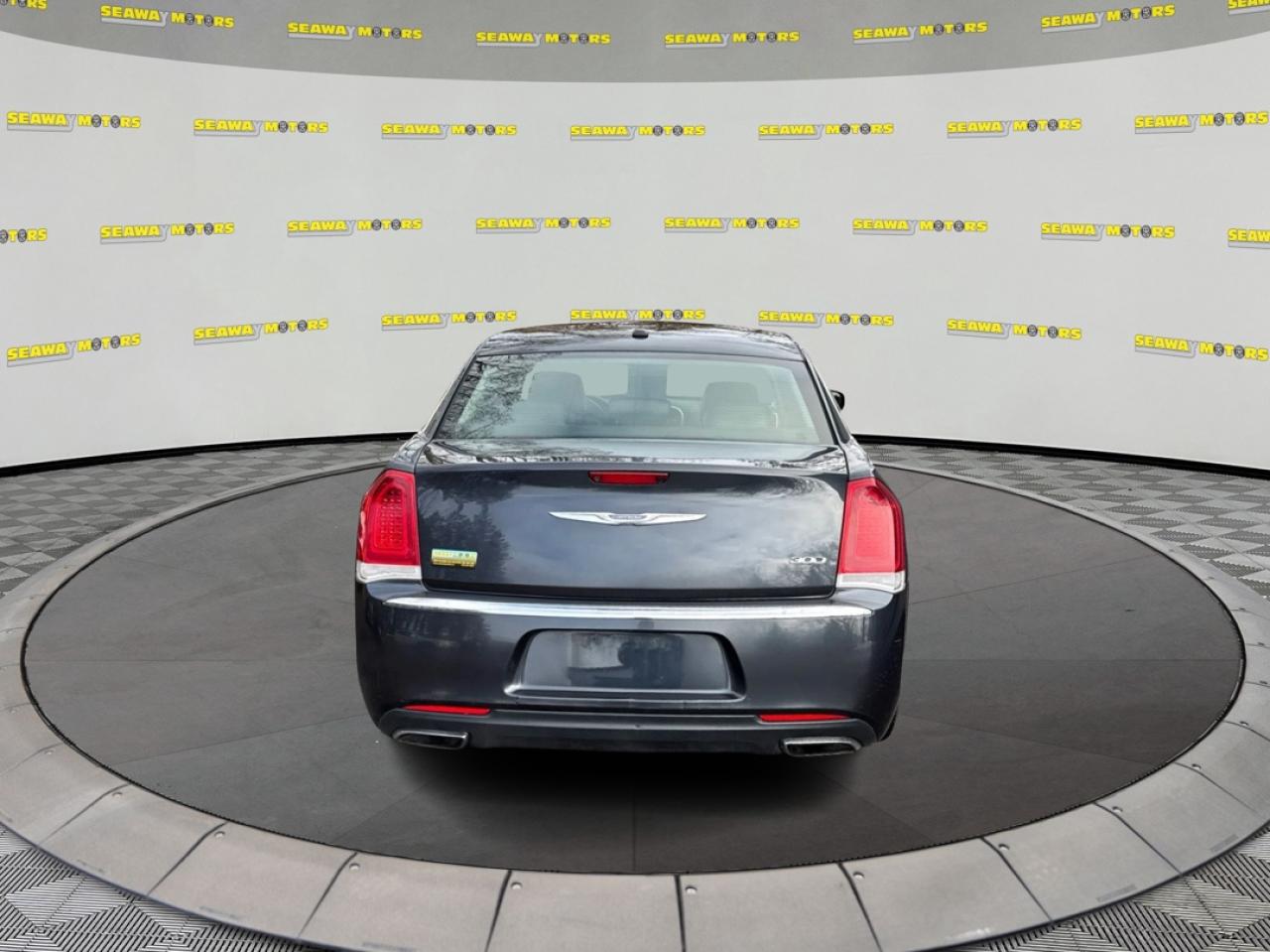 2016 Chrysler 300 LIMITED - Photo #4