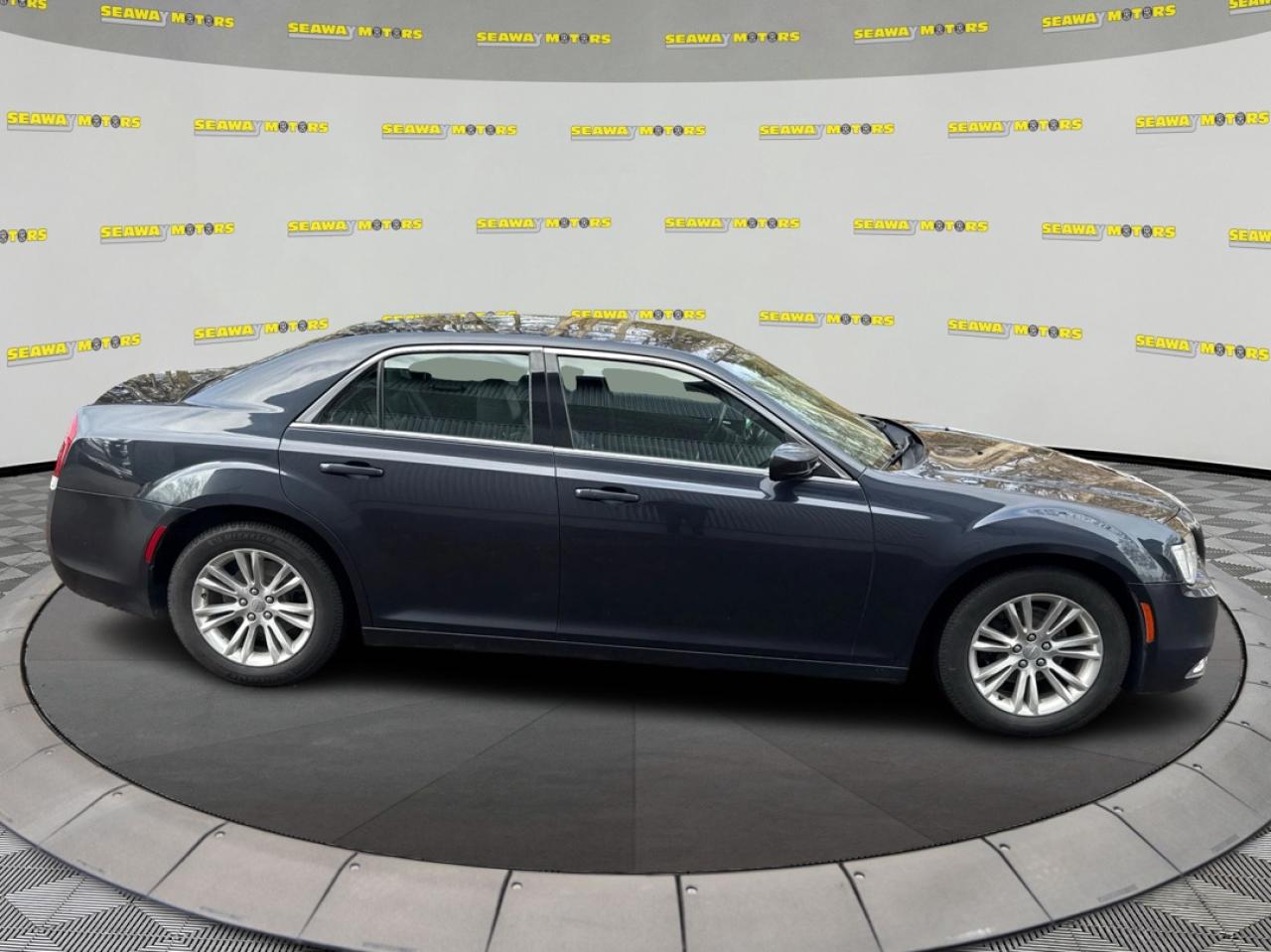 2016 Chrysler 300 LIMITED - Photo #2