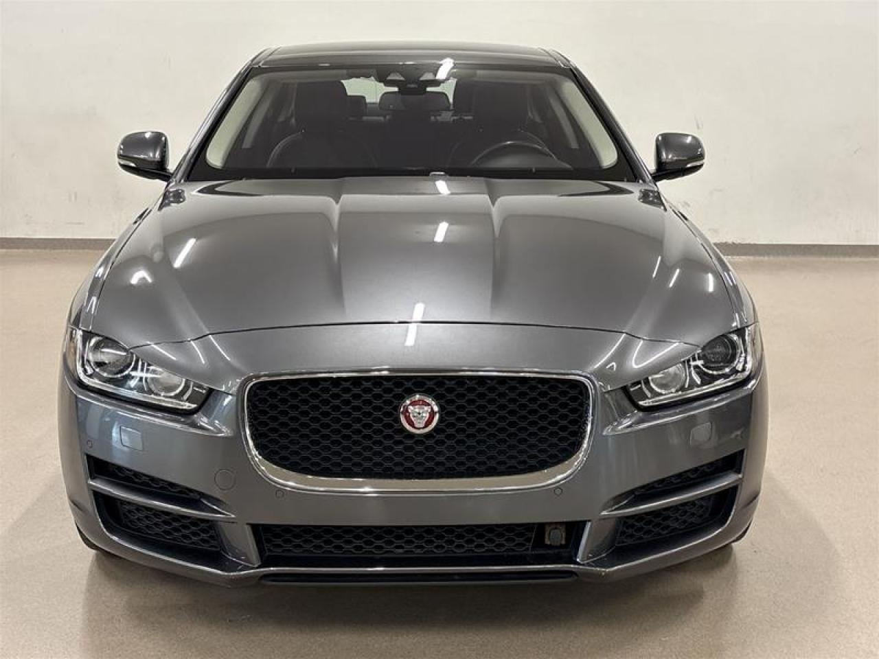 2018 Jaguar XE 35t AWD Prestige *Ltd Avail* - Photo #3
