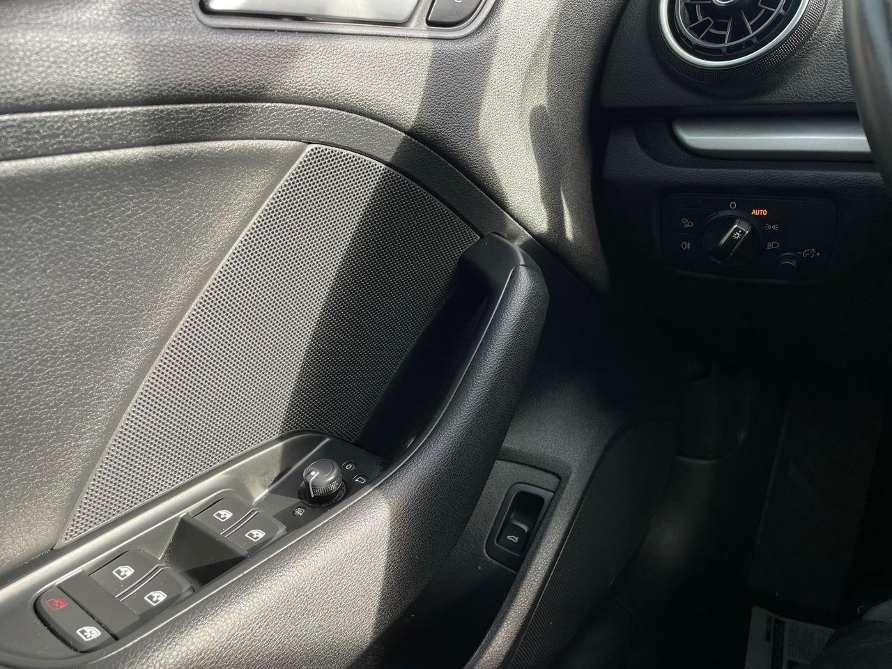 2017 Audi A3 2.0T Komfort *1 OWNER, HEATED SEATS, SUNROOF* - Photo #11