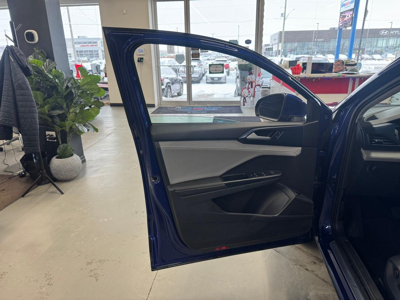 2024 Volkswagen Taos SE Photo