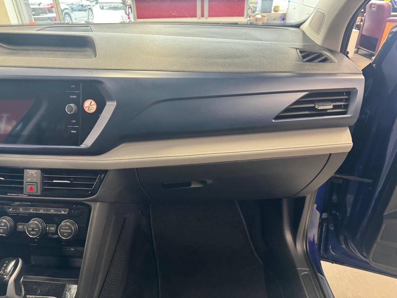 2024 Volkswagen Taos SE Photo