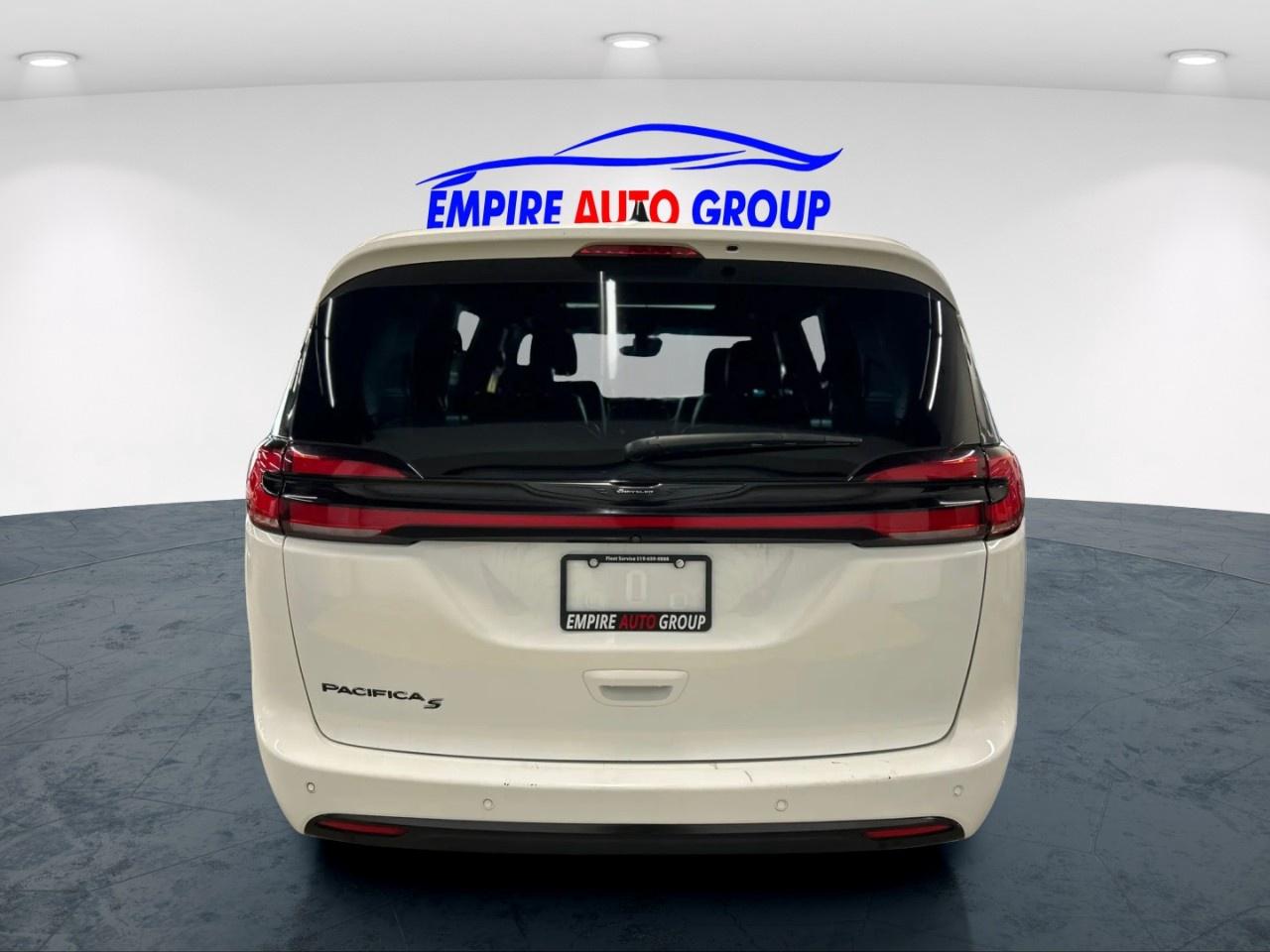 2023 Chrysler Pacifica Touring L Photo4