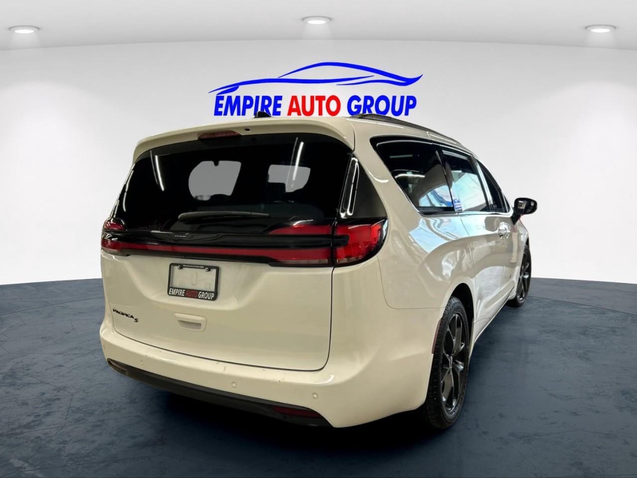 2023 Chrysler Pacifica Touring L Photo