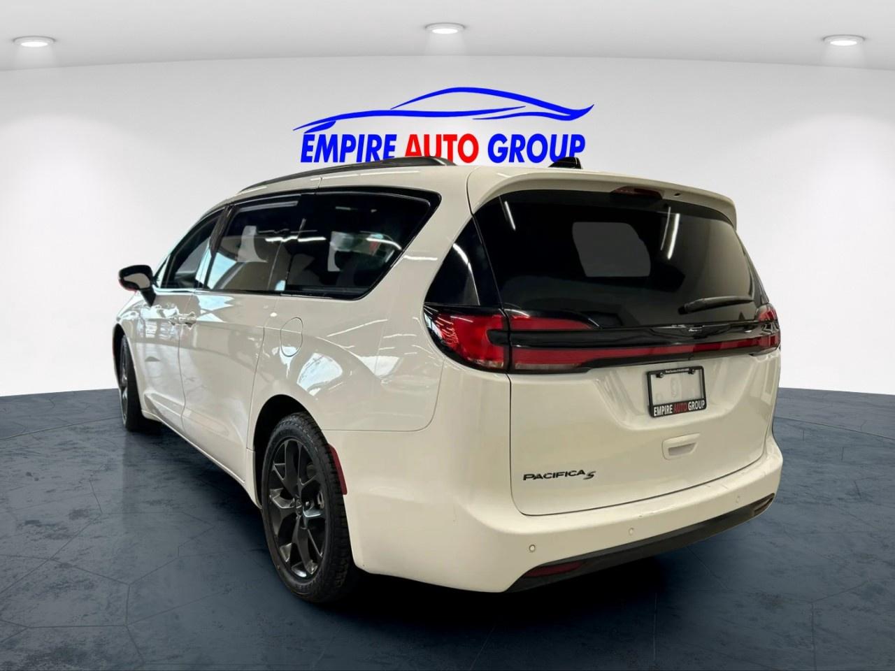 2023 Chrysler Pacifica Touring L Photo3