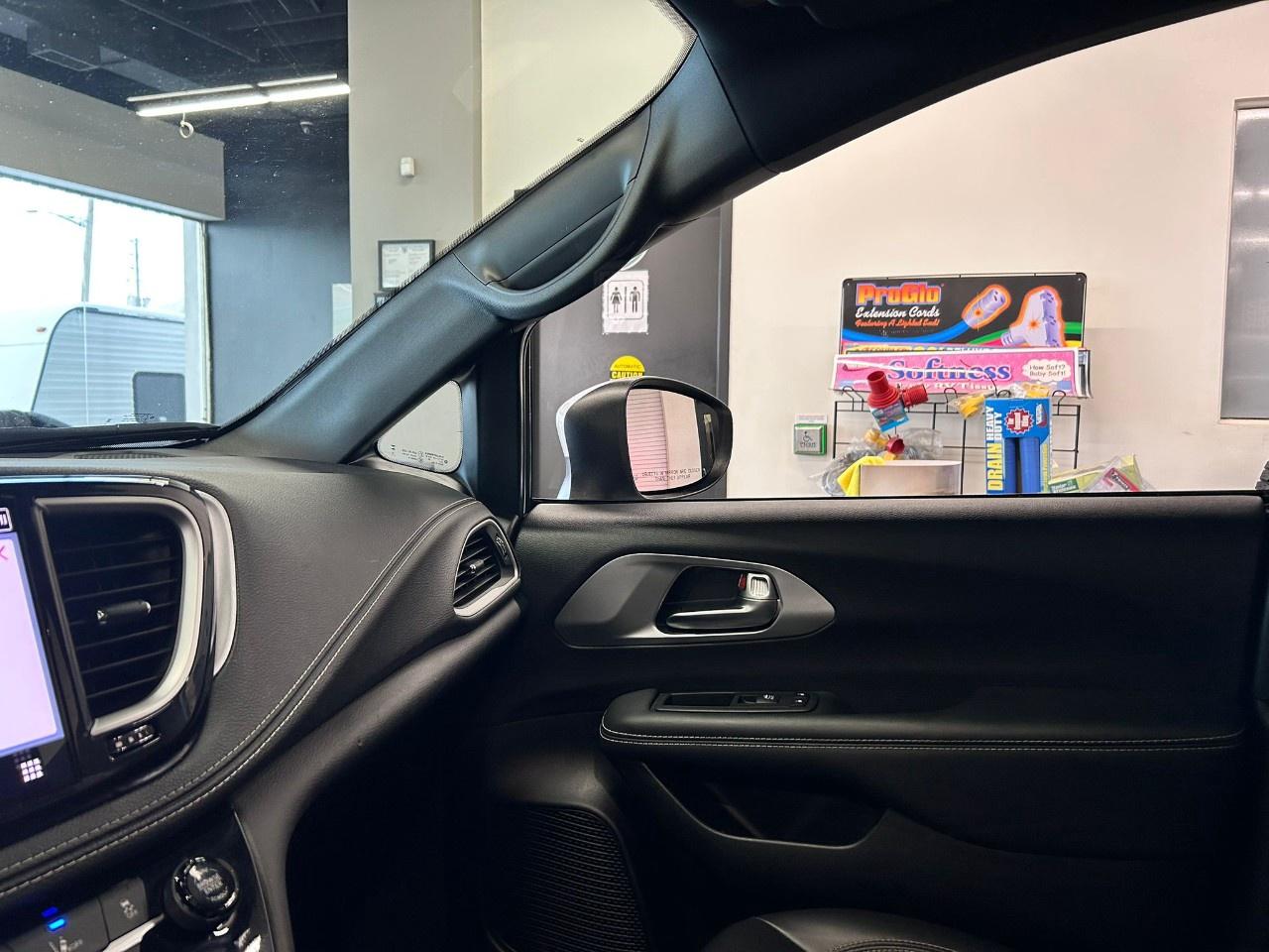 2023 Chrysler Pacifica Touring L Photo