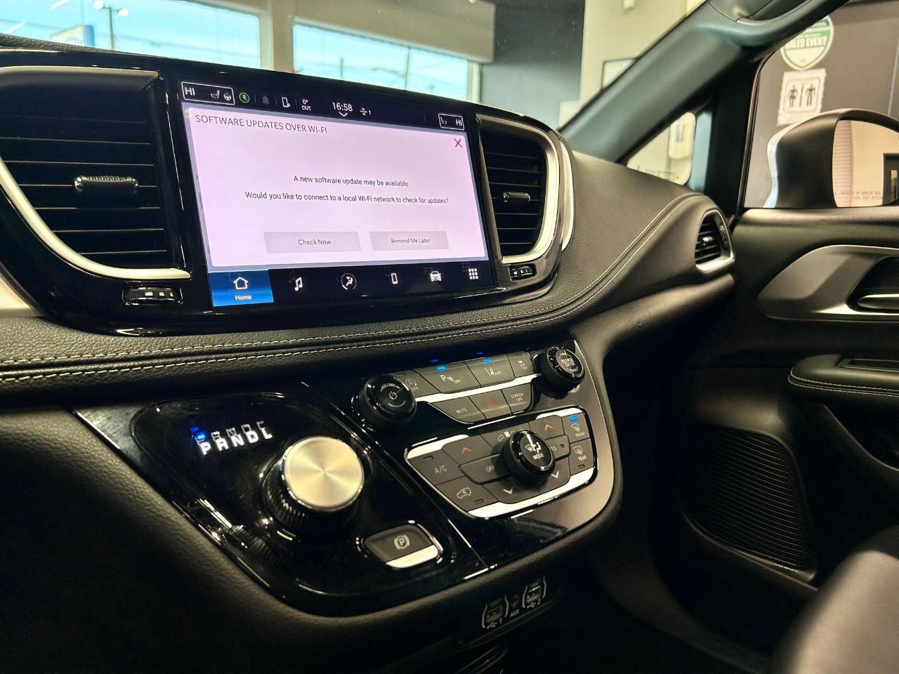 2023 Chrysler Pacifica Touring L Photo