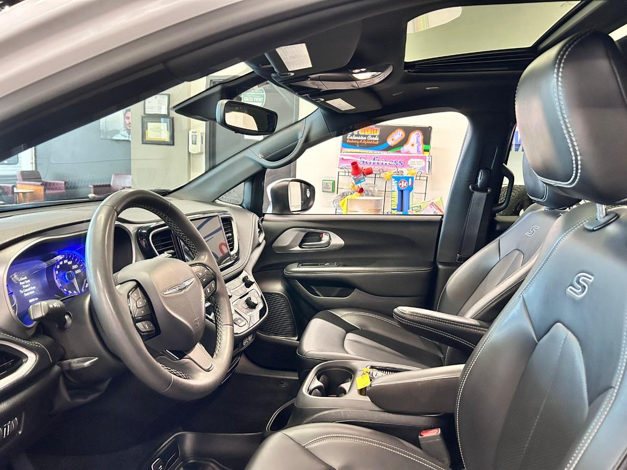 2023 Chrysler Pacifica Touring L Photo