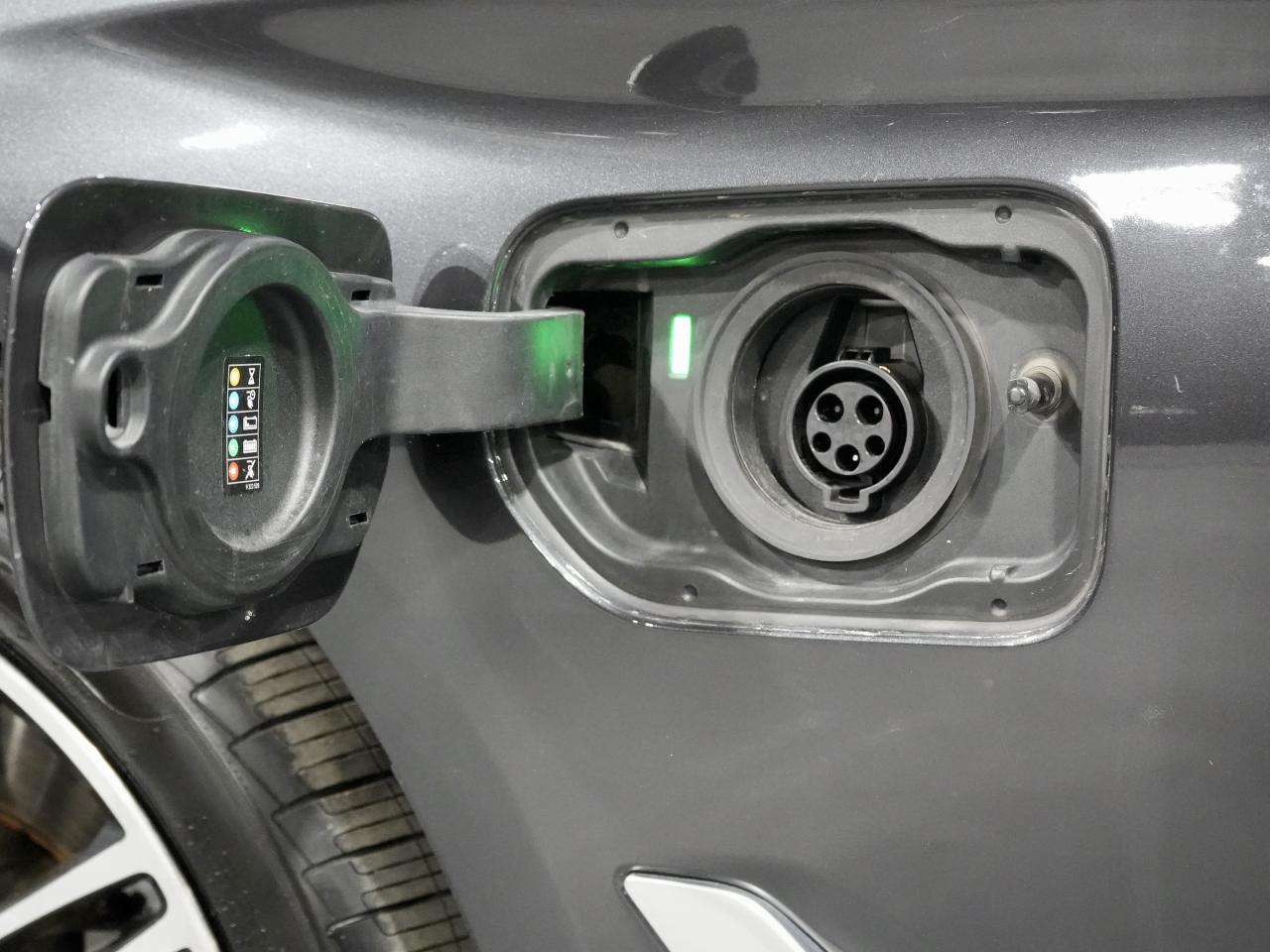 2018 BMW 5 Series 530e xDrive iPerformance Plug-In Hybrid/HUD/CAM Photo