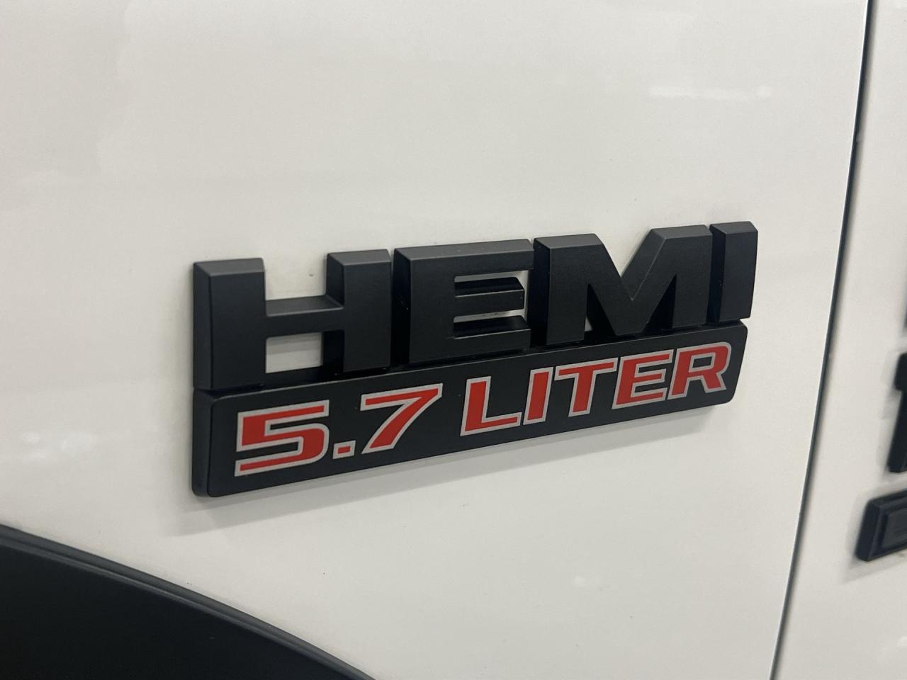 2022 RAM 1500 Classic WARLOCK 4X4 |5.7L HEMI |CARPLAY | ALLOYS |TOW PKG Photo