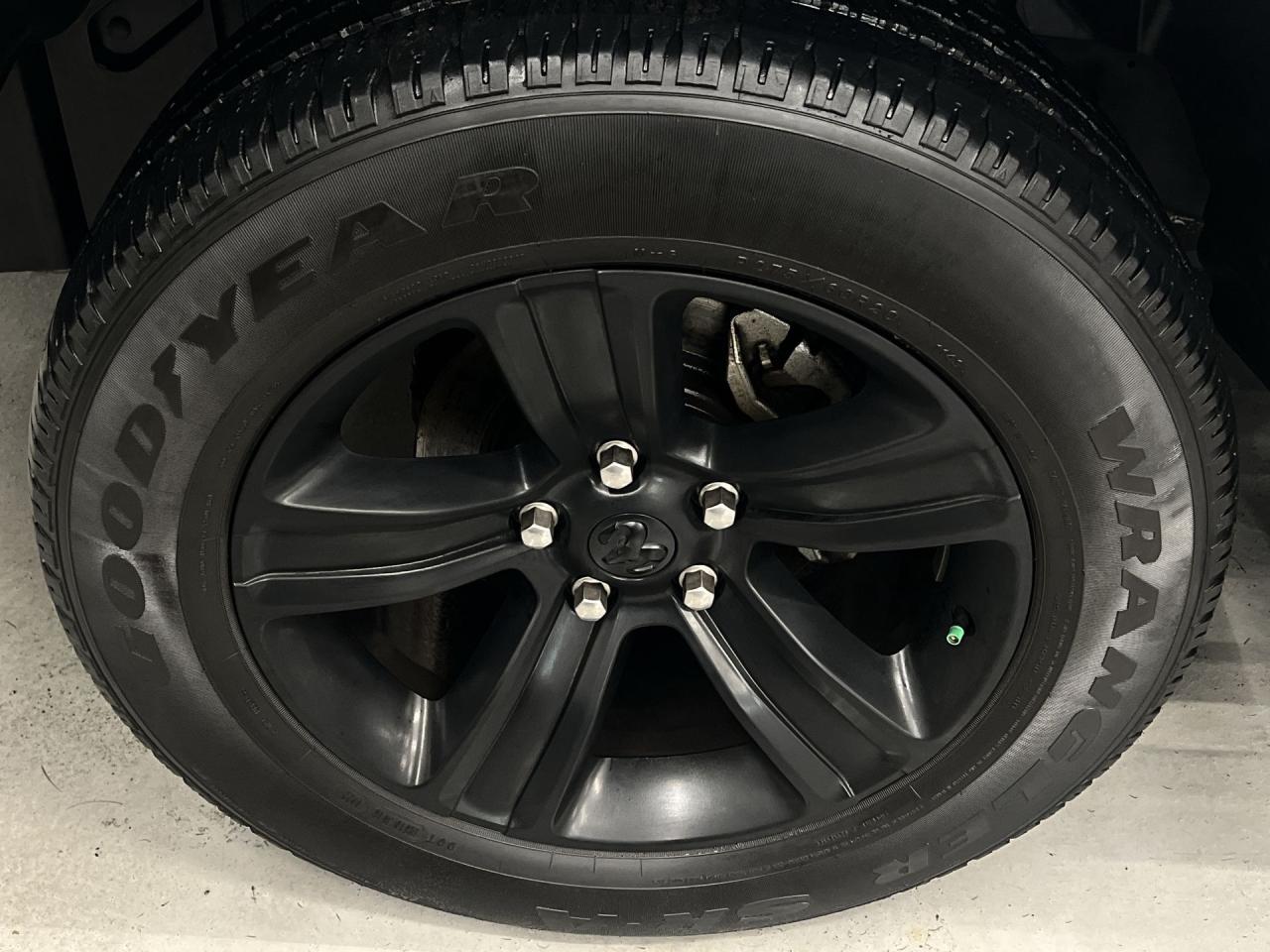 2022 RAM 1500 Classic WARLOCK 4X4 |5.7L HEMI |CARPLAY | ALLOYS |TOW PKG Photo