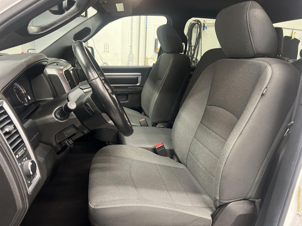 2022 RAM 1500 Classic WARLOCK 4X4 |5.7L HEMI |CARPLAY | ALLOYS |TOW PKG Photo