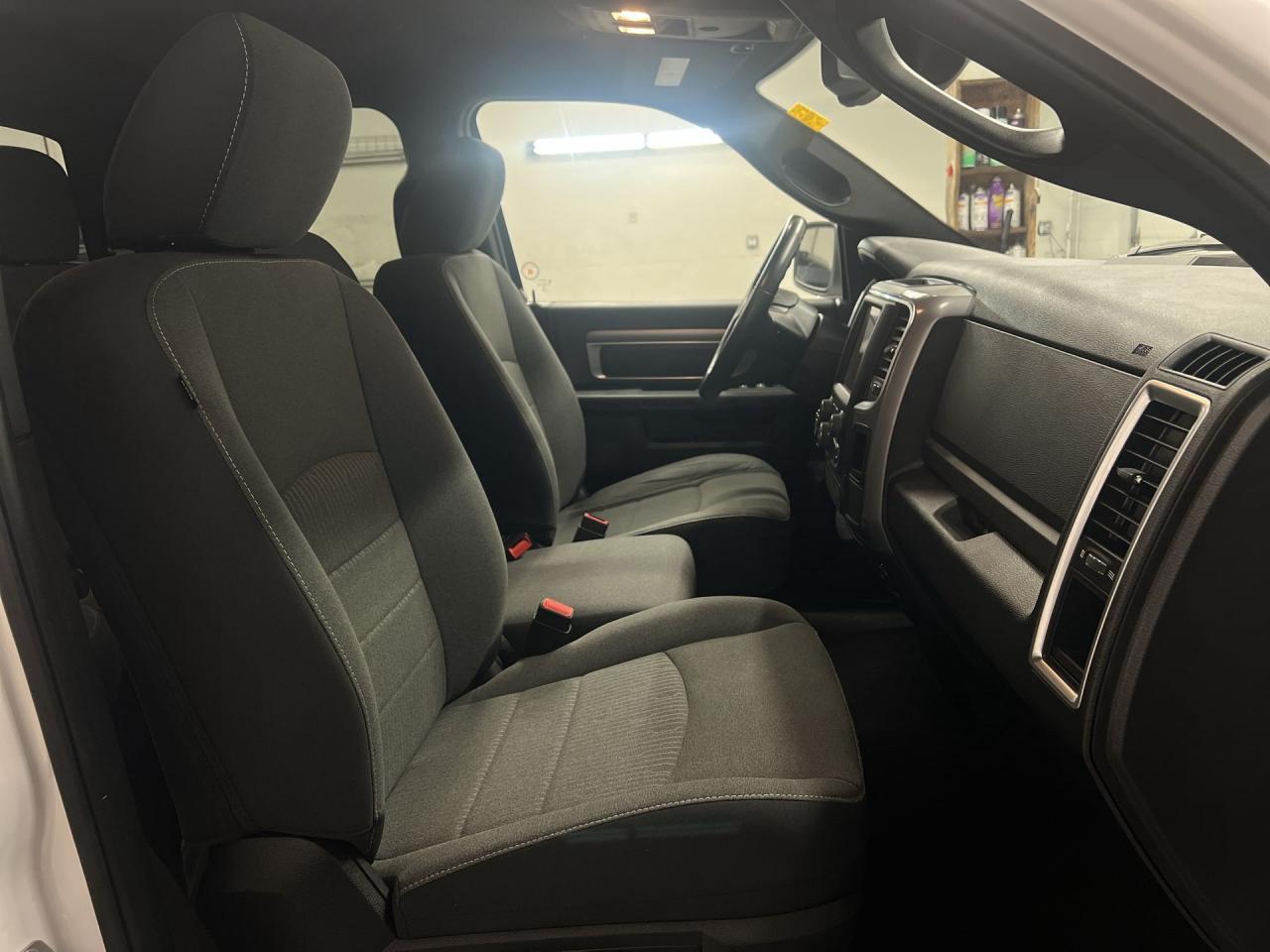 2022 RAM 1500 Classic WARLOCK 4X4 |5.7L HEMI |CARPLAY | ALLOYS |TOW PKG Photo