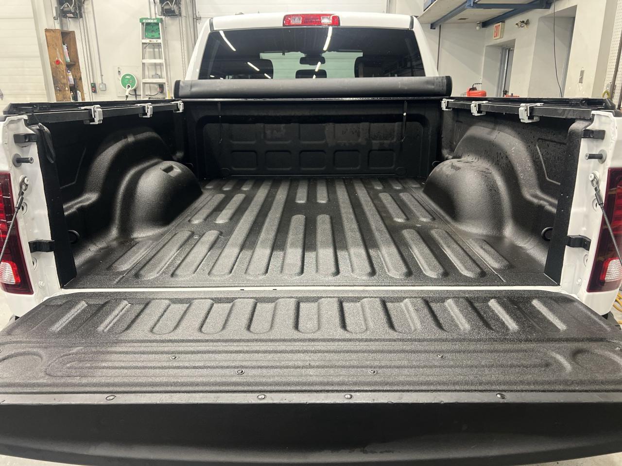 2022 RAM 1500 Classic WARLOCK 4X4 |5.7L HEMI |CARPLAY | ALLOYS |TOW PKG Photo