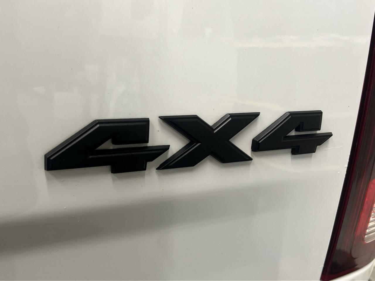 2022 RAM 1500 Classic WARLOCK 4X4 |5.7L HEMI |CARPLAY | ALLOYS |TOW PKG Photo