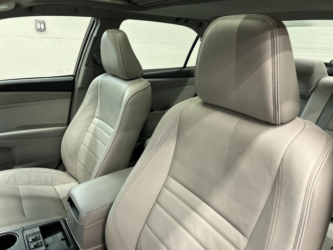 2016 Toyota Camry XLE |LOW KMS! |HTD LEATHER |SUNROOF | NAV |ALLOYS Photo