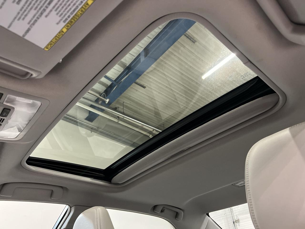 2016 Toyota Camry XLE |LOW KMS! |HTD LEATHER |SUNROOF | NAV |ALLOYS Photo