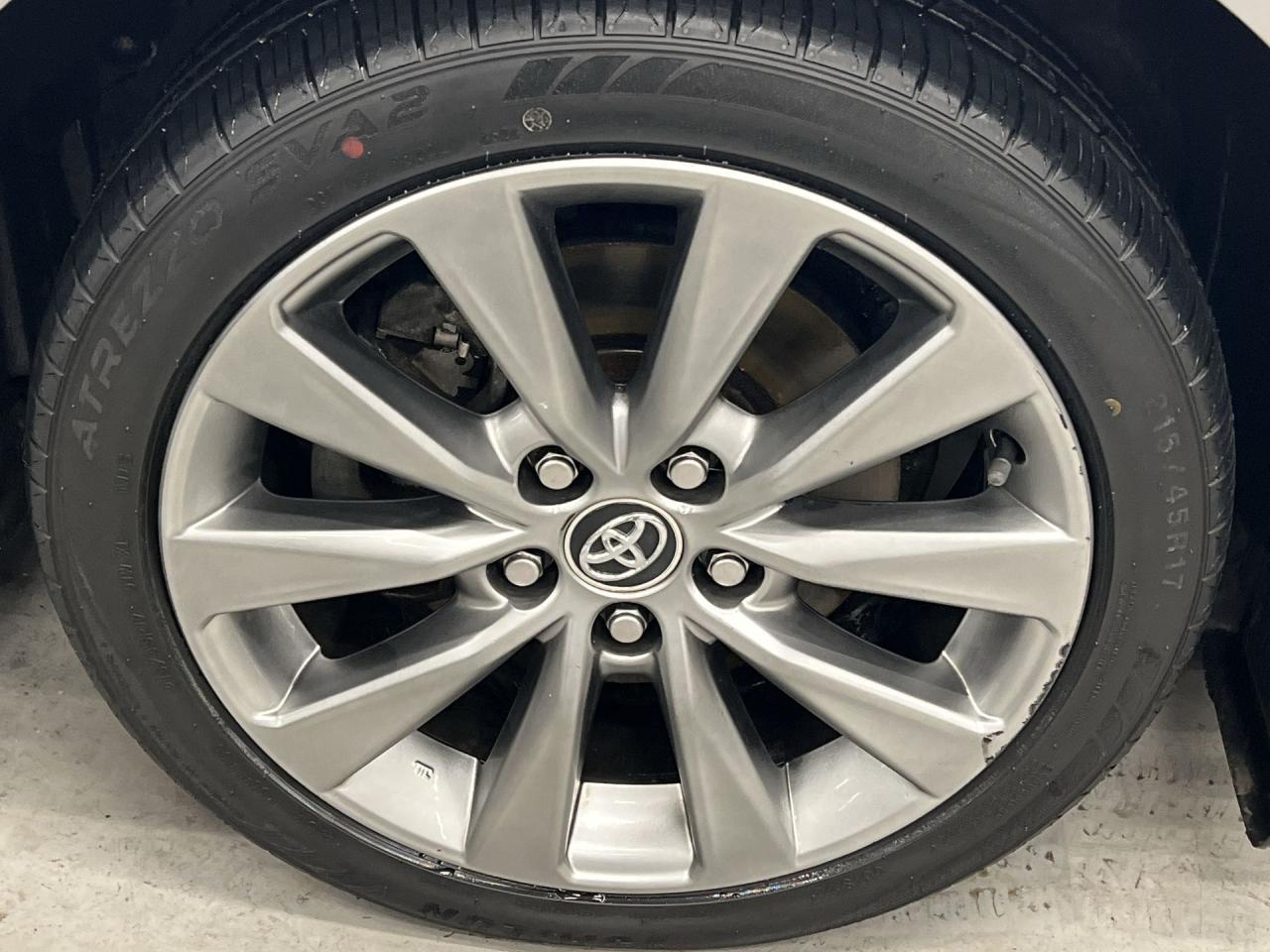 2016 Toyota Camry XLE |LOW KMS! |HTD LEATHER |SUNROOF | NAV |ALLOYS Photo