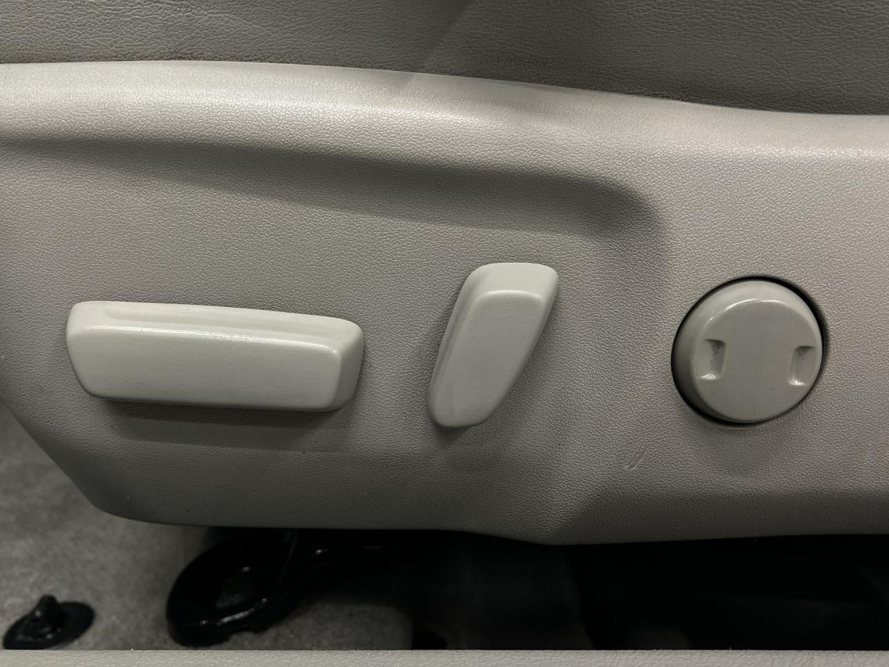 2016 Toyota Camry XLE |LOW KMS! |HTD LEATHER |SUNROOF | NAV |ALLOYS Photo