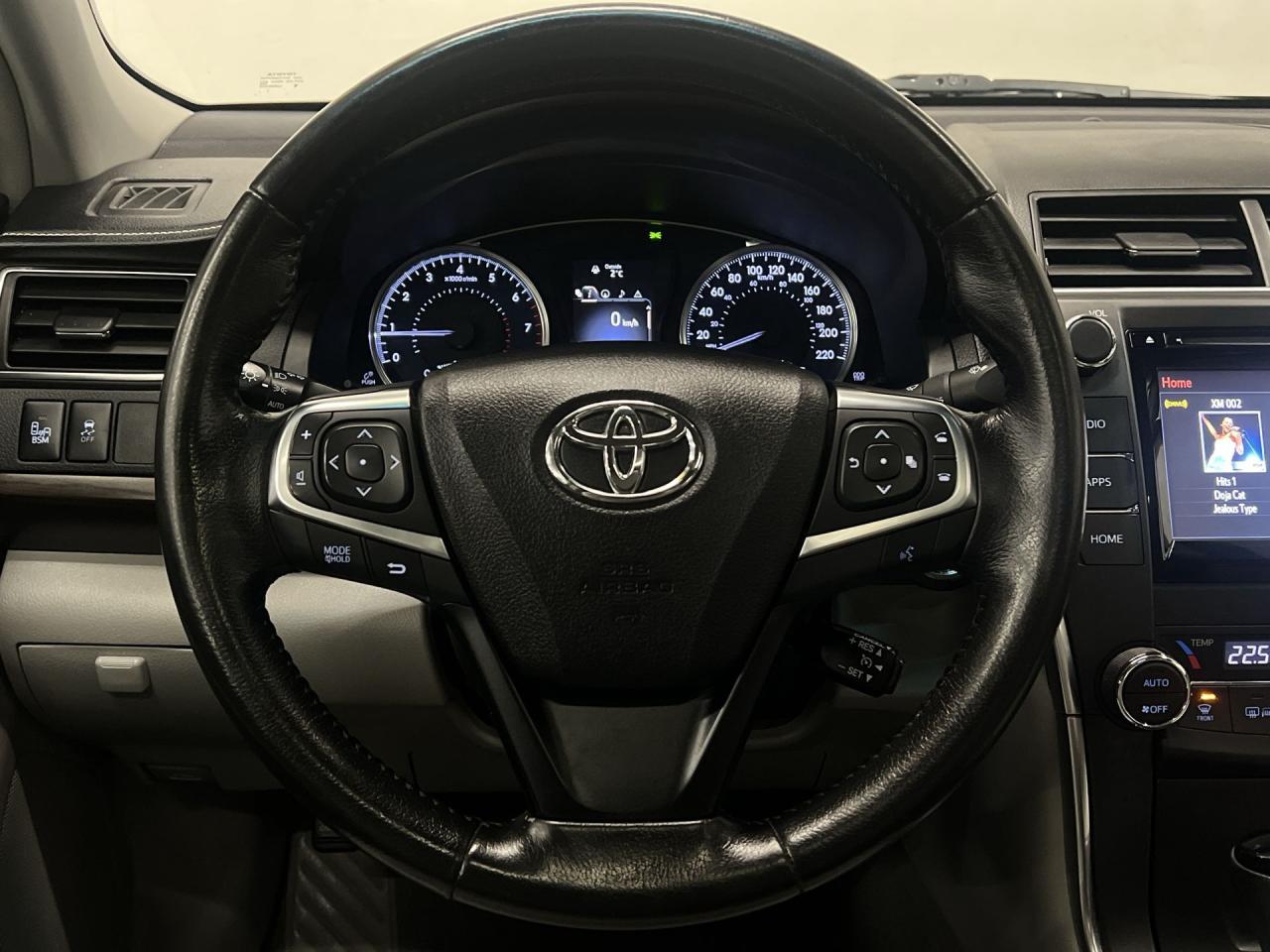 2016 Toyota Camry XLE |LOW KMS! |HTD LEATHER |SUNROOF | NAV |ALLOYS Photo