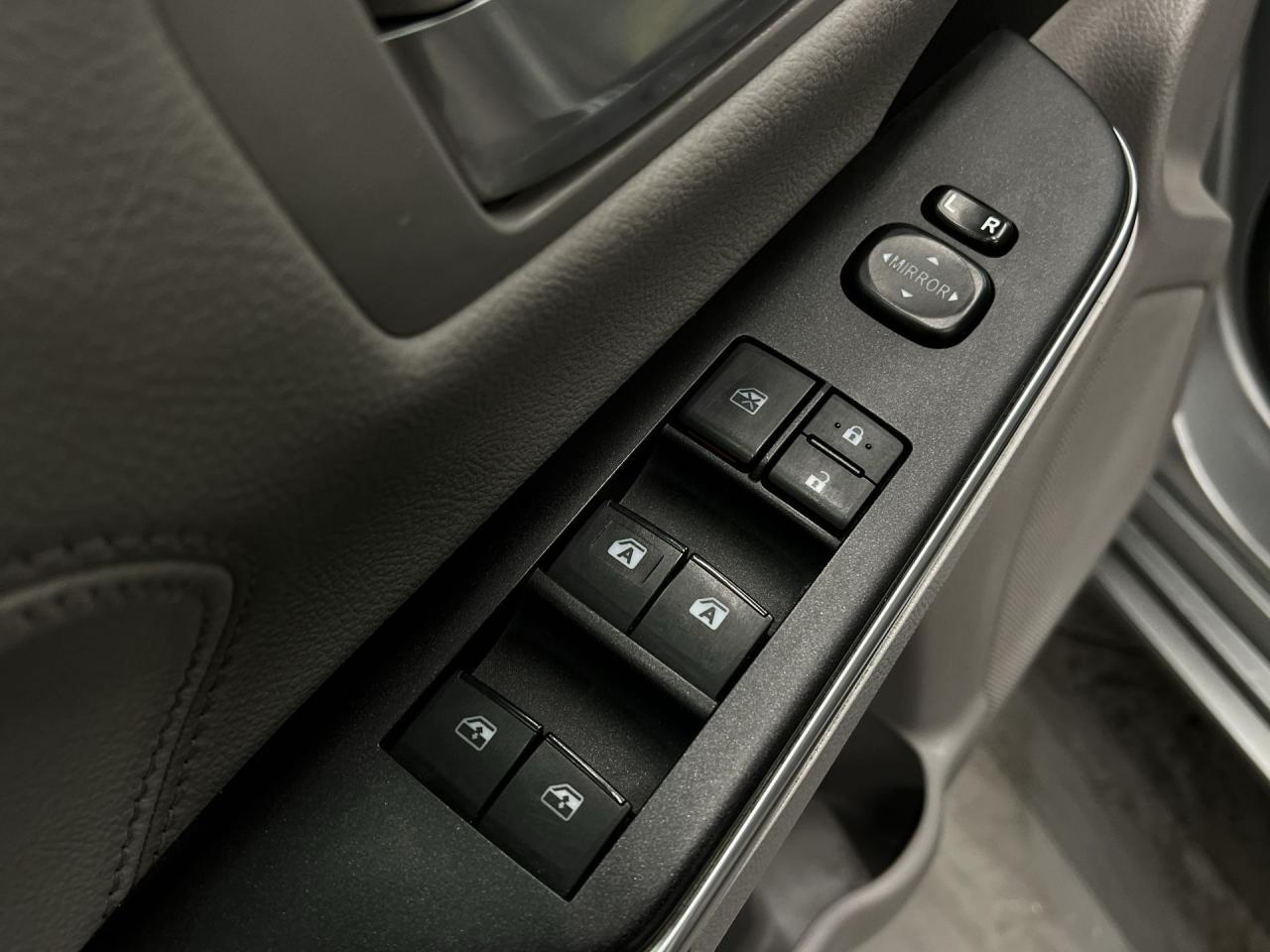 2016 Toyota Camry XLE |LOW KMS! |HTD LEATHER |SUNROOF | NAV |ALLOYS Photo