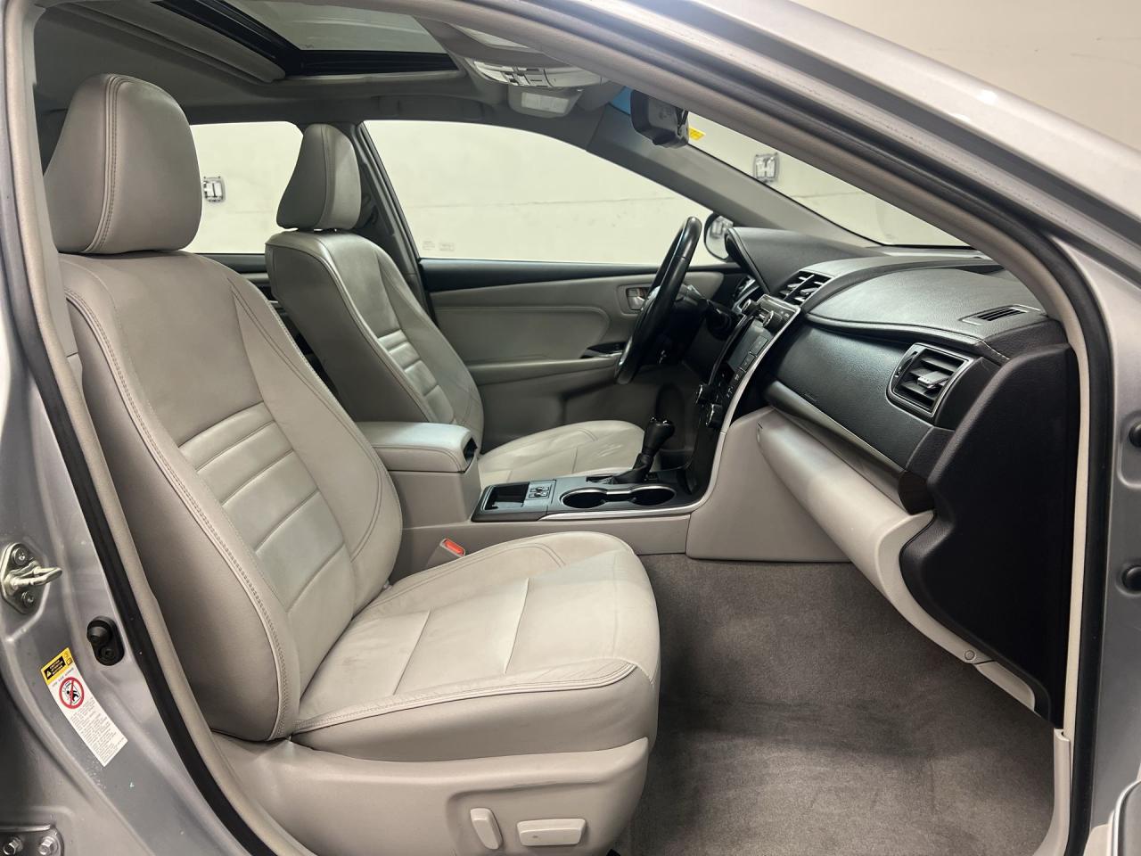 2016 Toyota Camry XLE |LOW KMS! |HTD LEATHER |SUNROOF | NAV |ALLOYS Photo