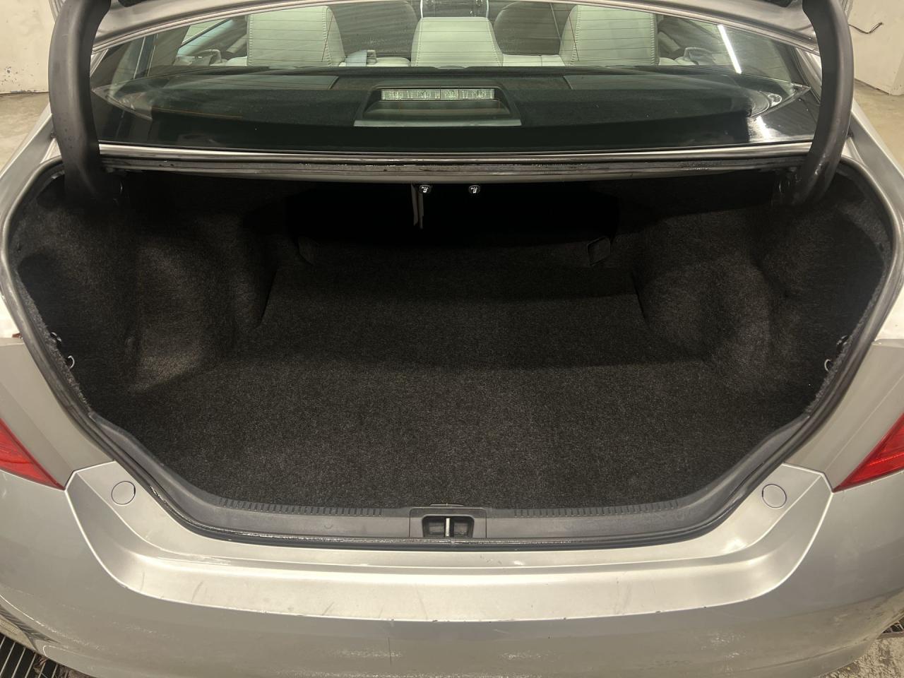 2016 Toyota Camry XLE |LOW KMS! |HTD LEATHER |SUNROOF | NAV |ALLOYS Photo