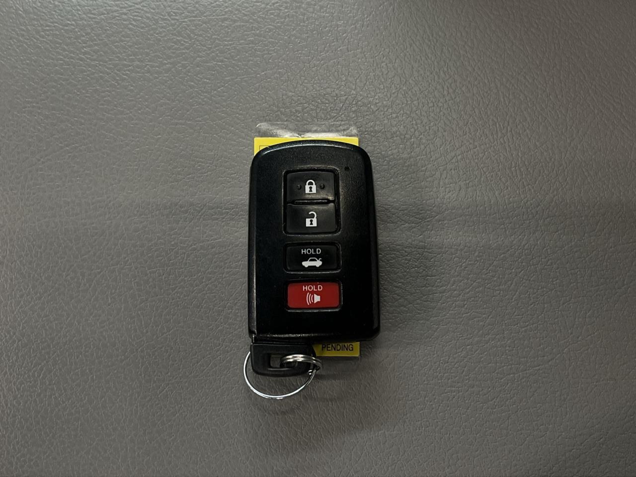 2016 Toyota Camry XLE |LOW KMS! |HTD LEATHER |SUNROOF | NAV |ALLOYS Photo