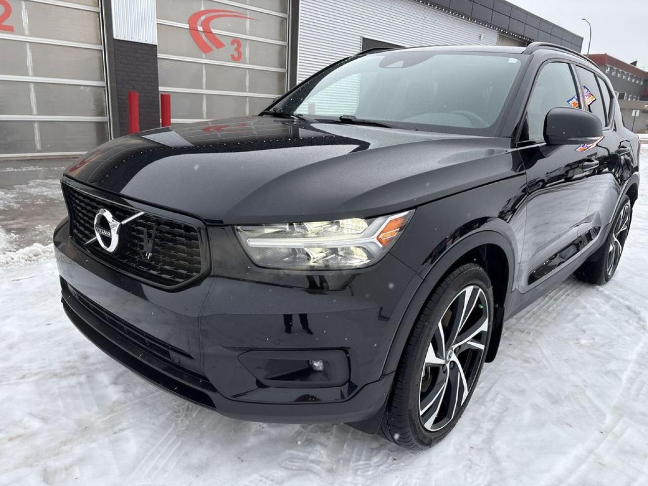 2021 Volvo XC40 R-Design Photo1