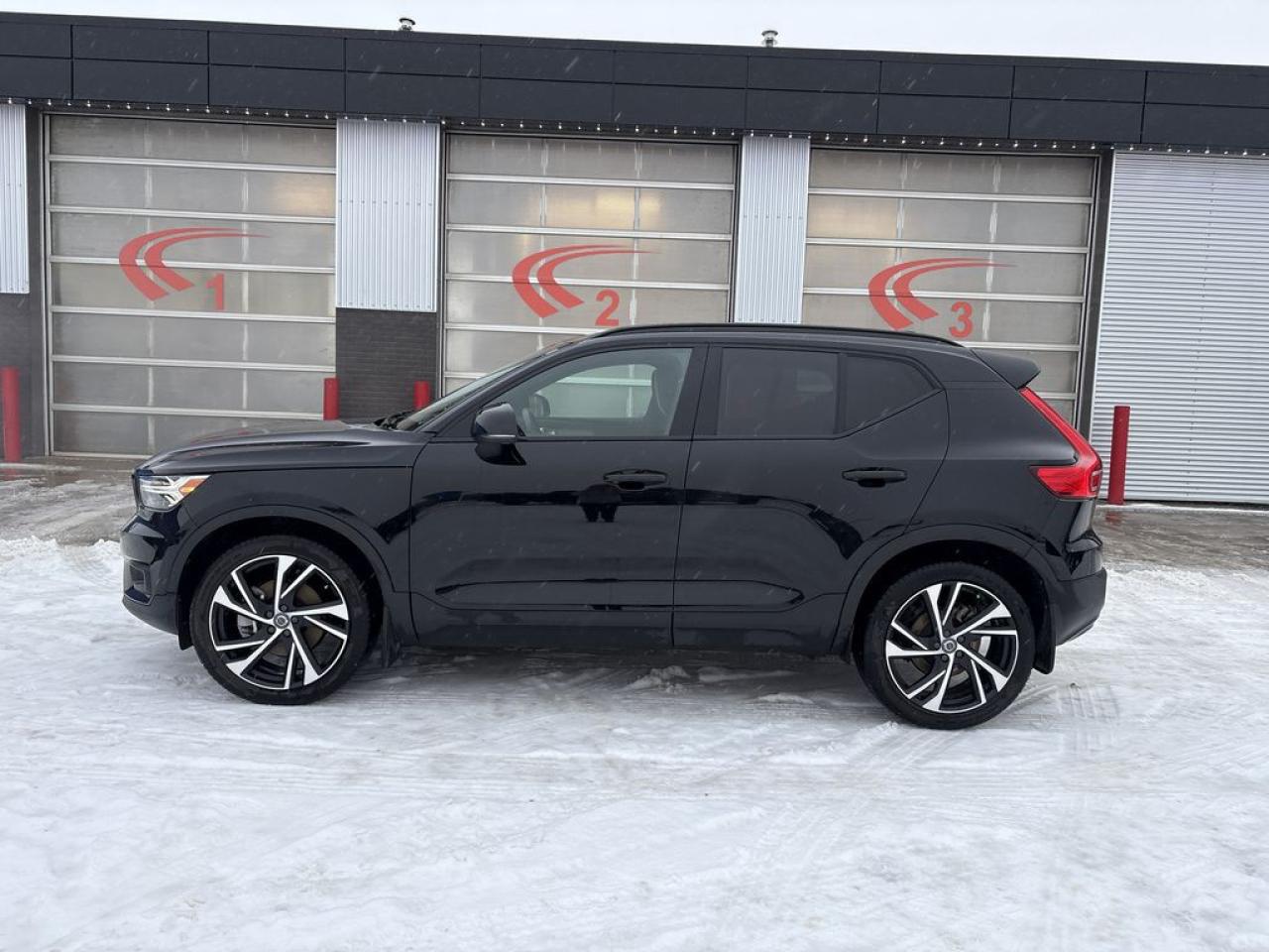 2021 Volvo XC40 R-Design Photo3