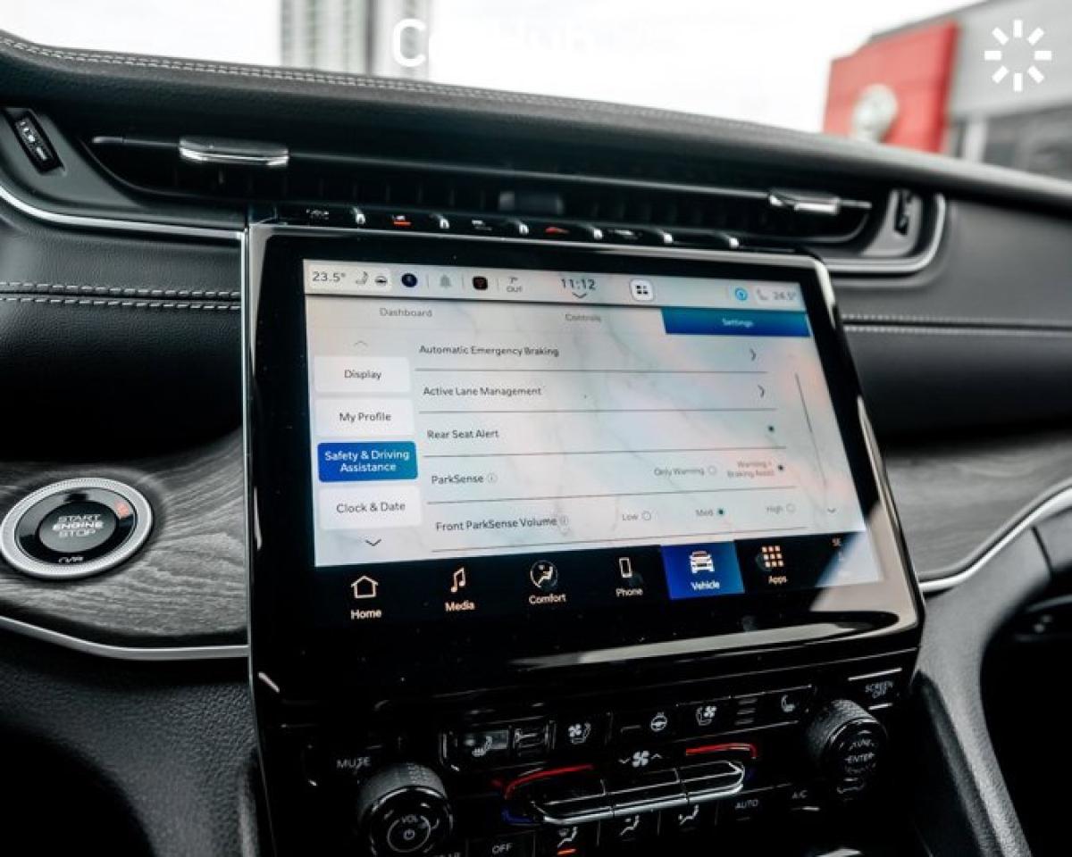 2025 Jeep Grand Cherokee LIMITED Panoroof Luxury Tech Group II Trailer Tow Package Photo