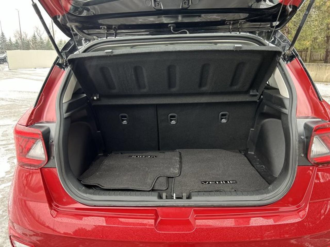 2021 Hyundai Venue Essential w/Two-Tone | One owner Photo