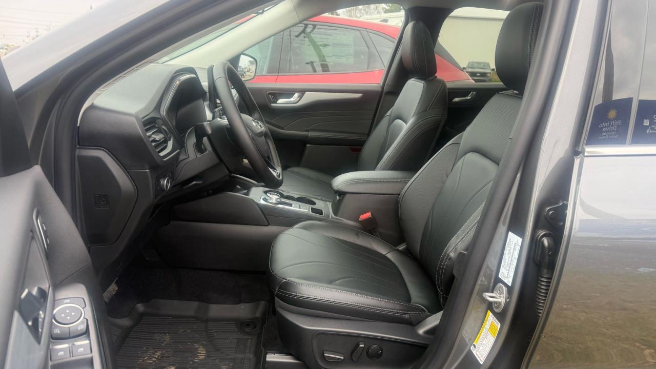 2026 Ford Escape Platinum™ Photo4
